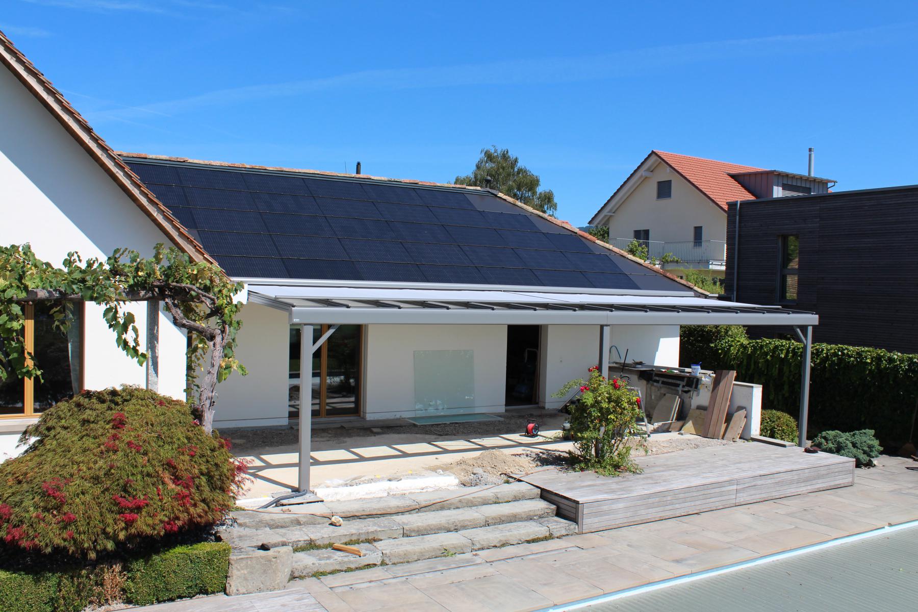 Glasdach am Haus über dem Gartensitzplatz
