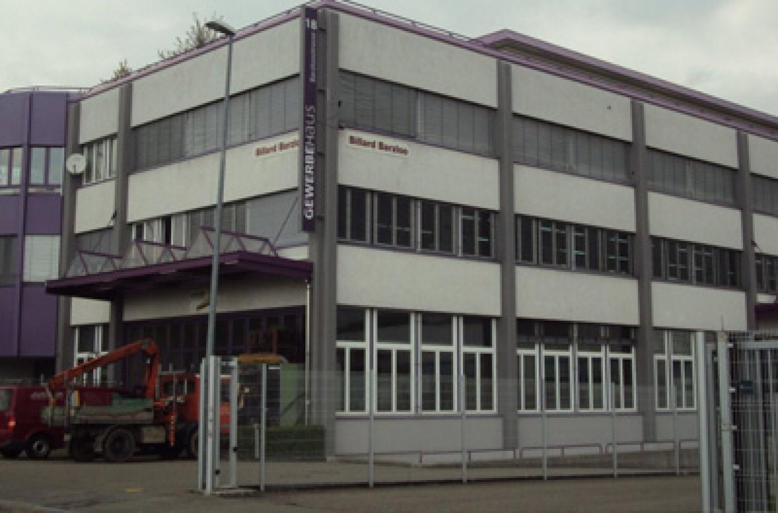 Gewerbehaus an der Barzloostrasse in Pfäffikon mit ersetzten Lamellenstoren