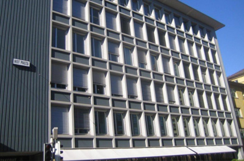 Büro- und Gewerbehaus mit neuen Lamellenstoren