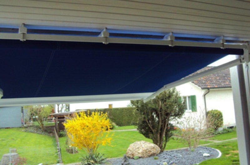 Markise Select 8130 von Stobag über einem Gartensitzplatz